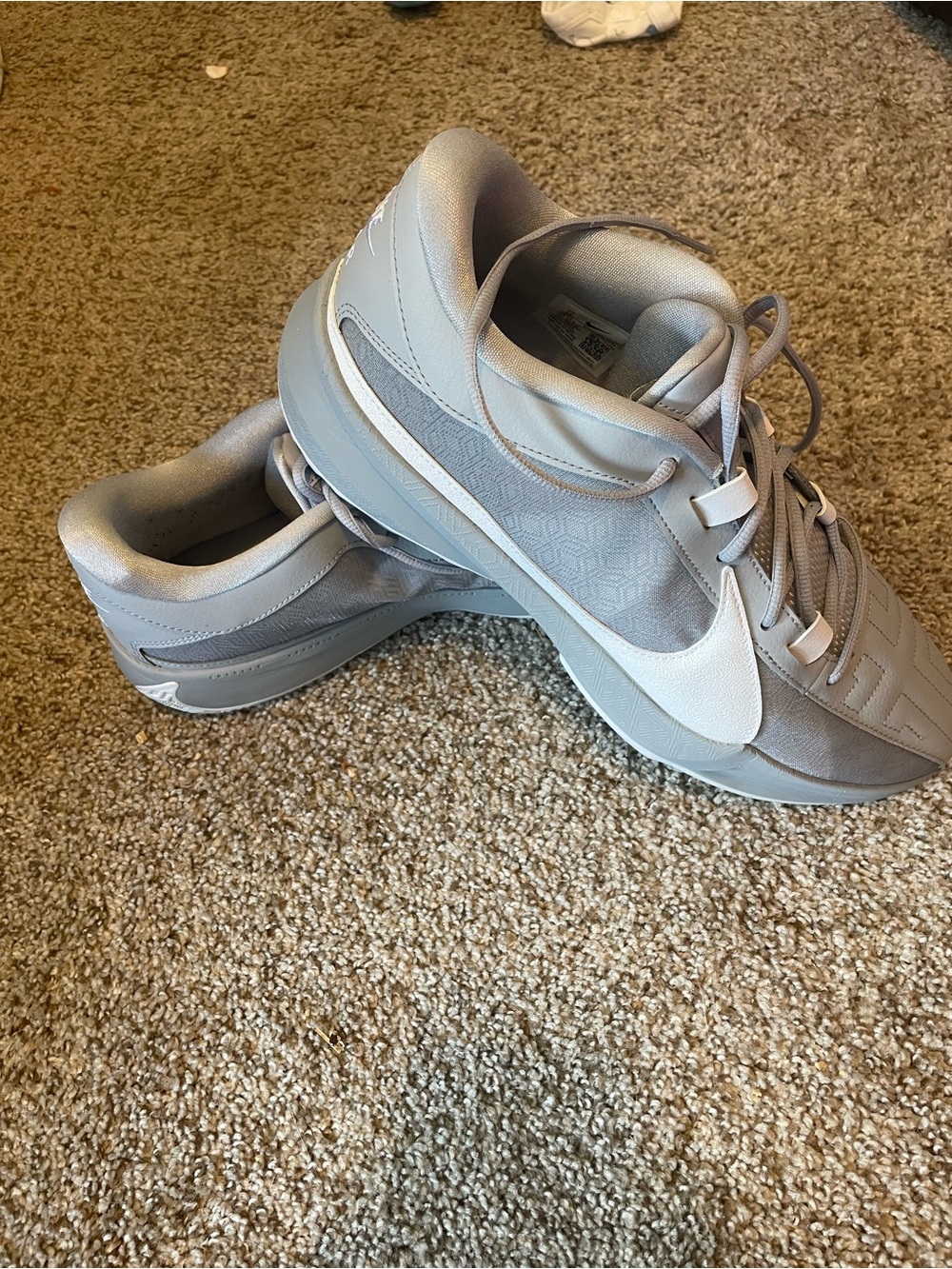 NIKE ZOOM FREAK MEN EOLF GREY BASKETBALL SHOES